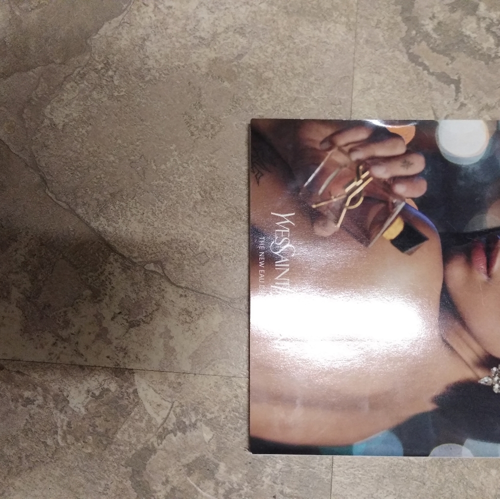 ELLE Magazine November 2020 - Picture 6 of 7